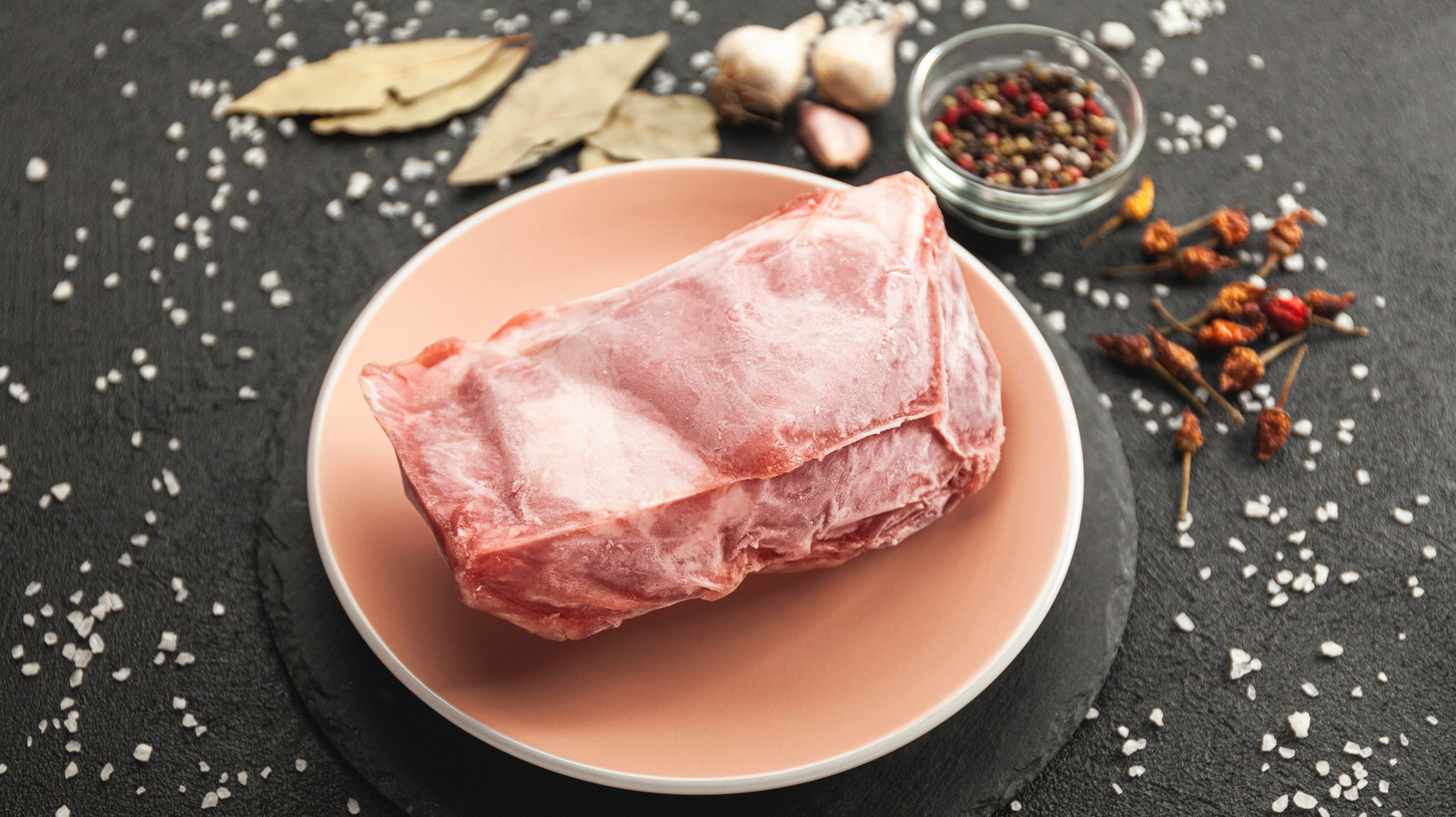 専門家によると、肉を解凍するときに誰もが犯す間違いです