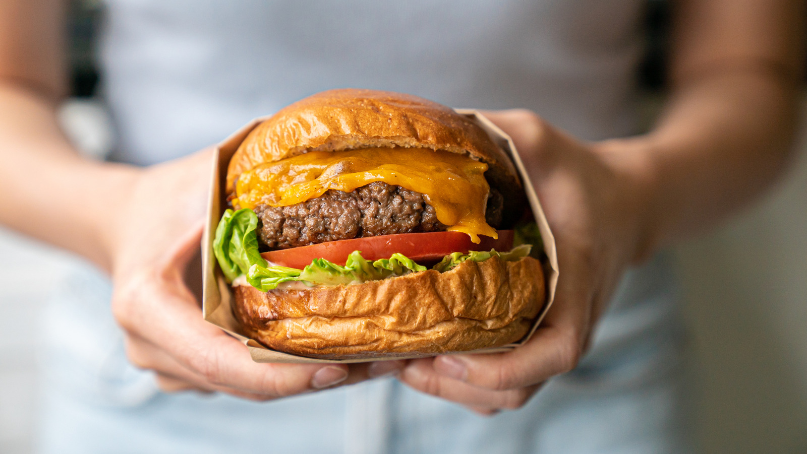 ハンバーガーに最適なチーズは何ですか？