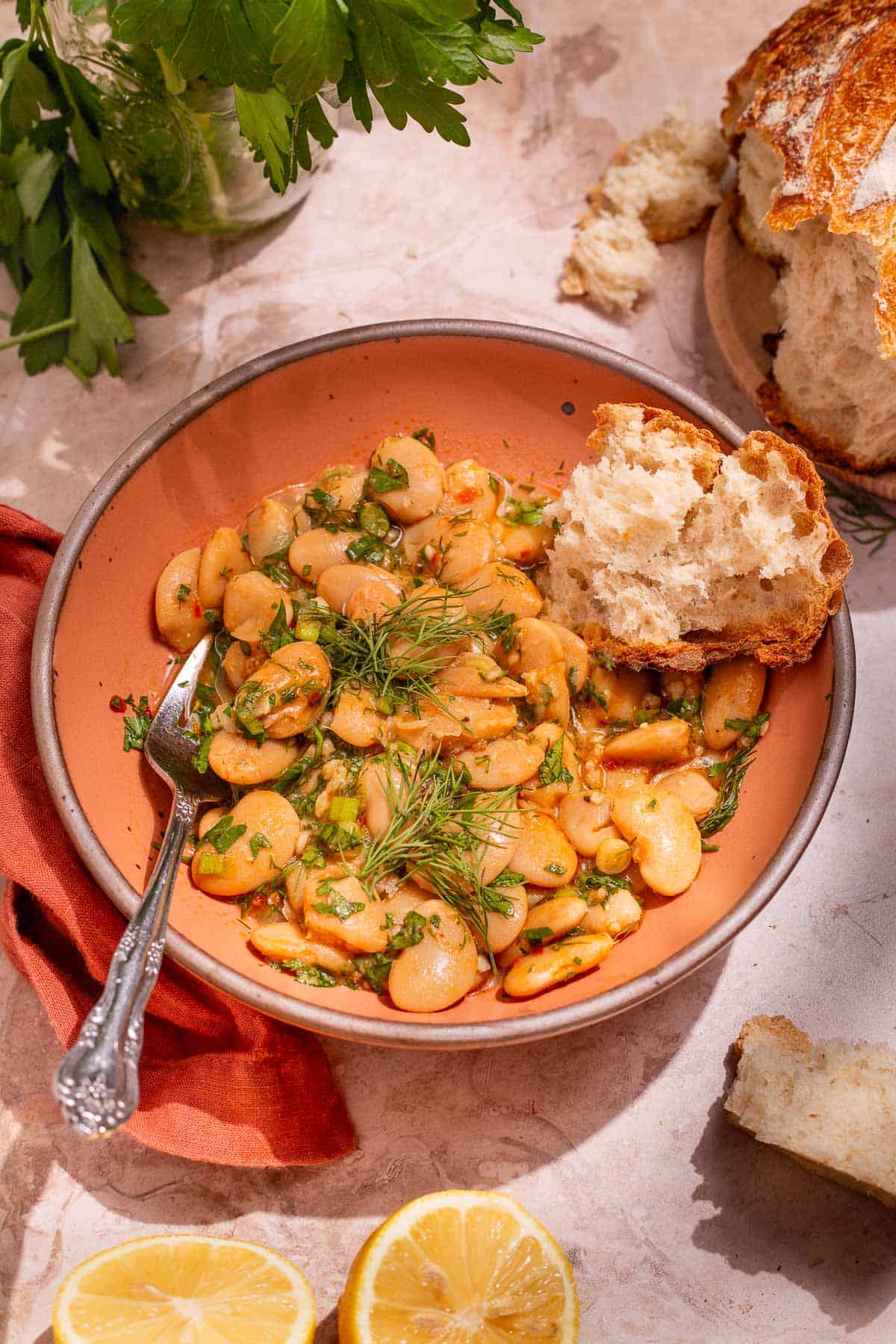 https://shinta.work/food/mihoko/butter-beans-with-garlic-lemon-and-herbs/