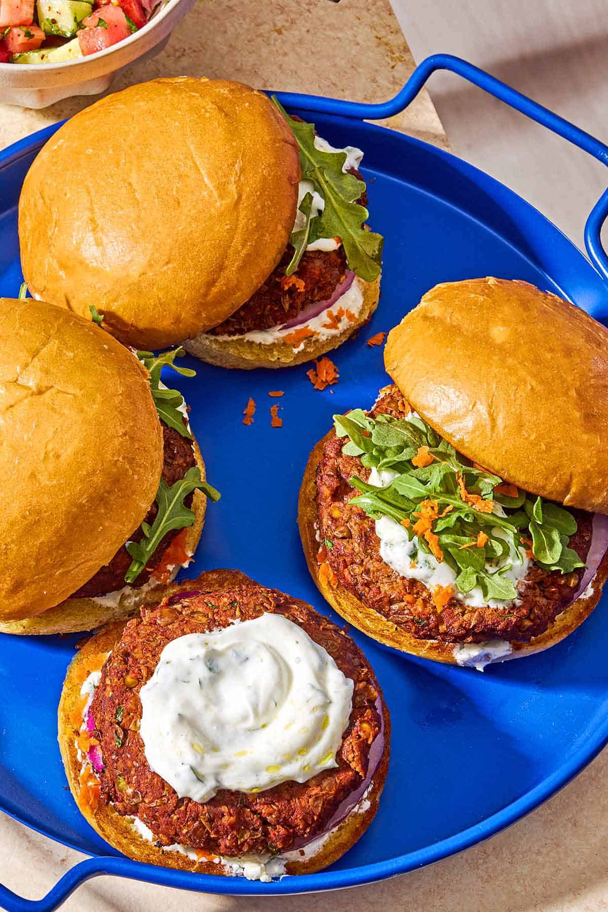 ヨーグルトハーブソースを添えたレンズ豆のハンバーガー
