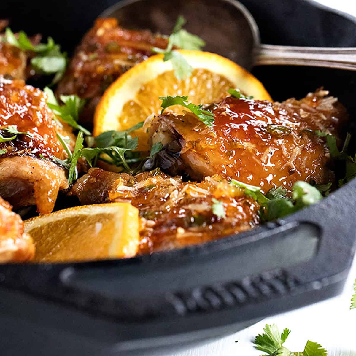 スティッキーオレンジ鶏もも肉のオーブン焼き
